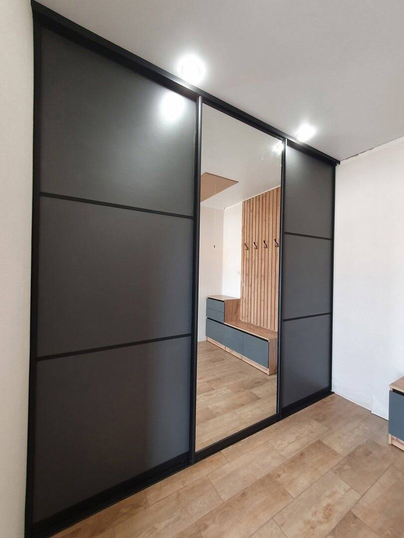 Шкаф. Стол. Кухня.