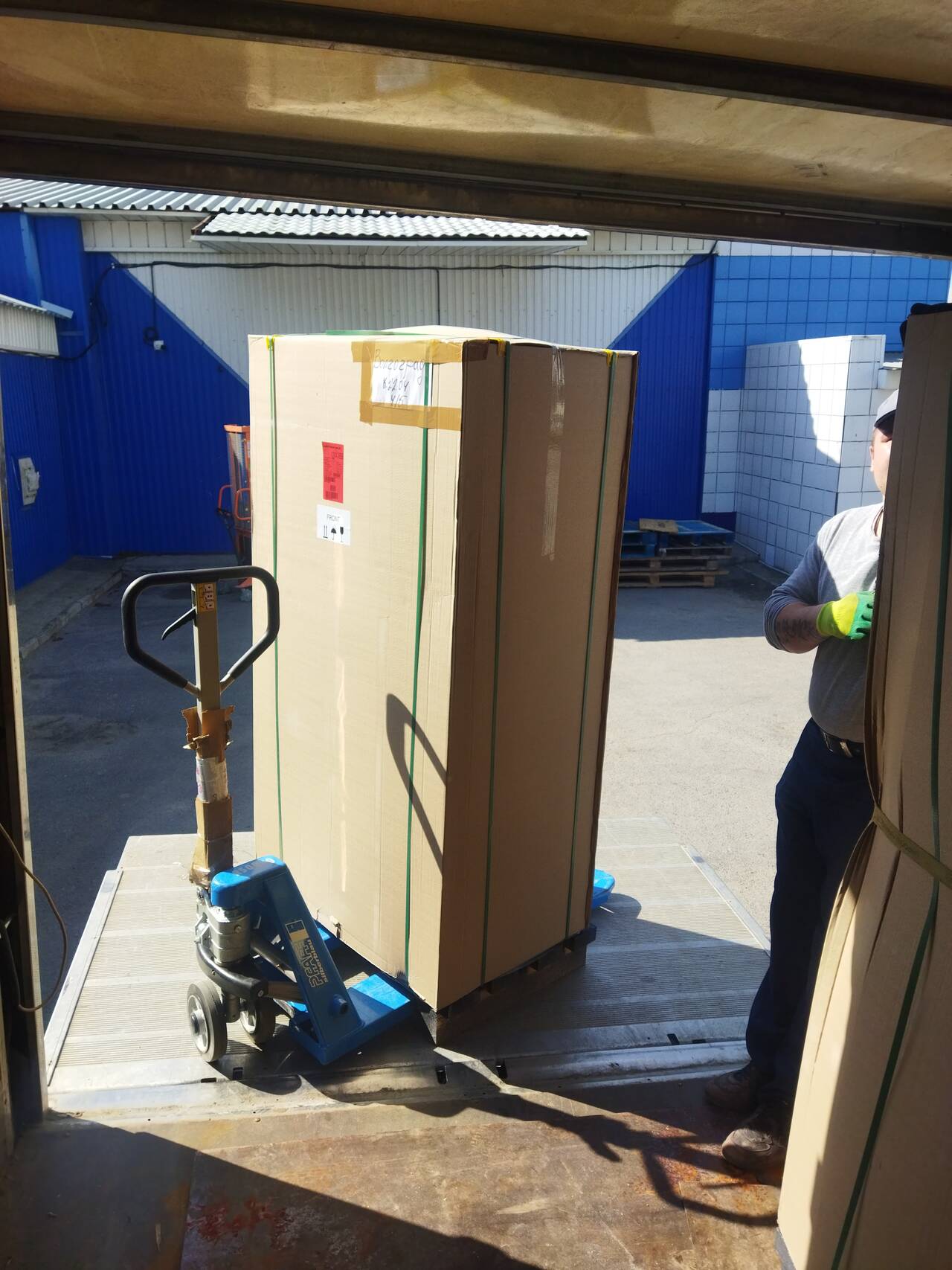 Гидролифт. манипулятор, гидроборта, грузчики в Волгограде фото 2 Услуги Волгоград